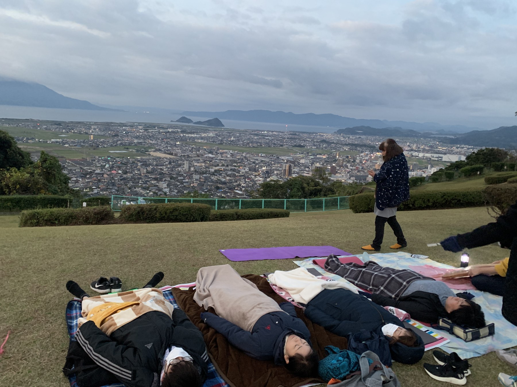 2022年城山瞑想会で市街を見渡す参加者たち