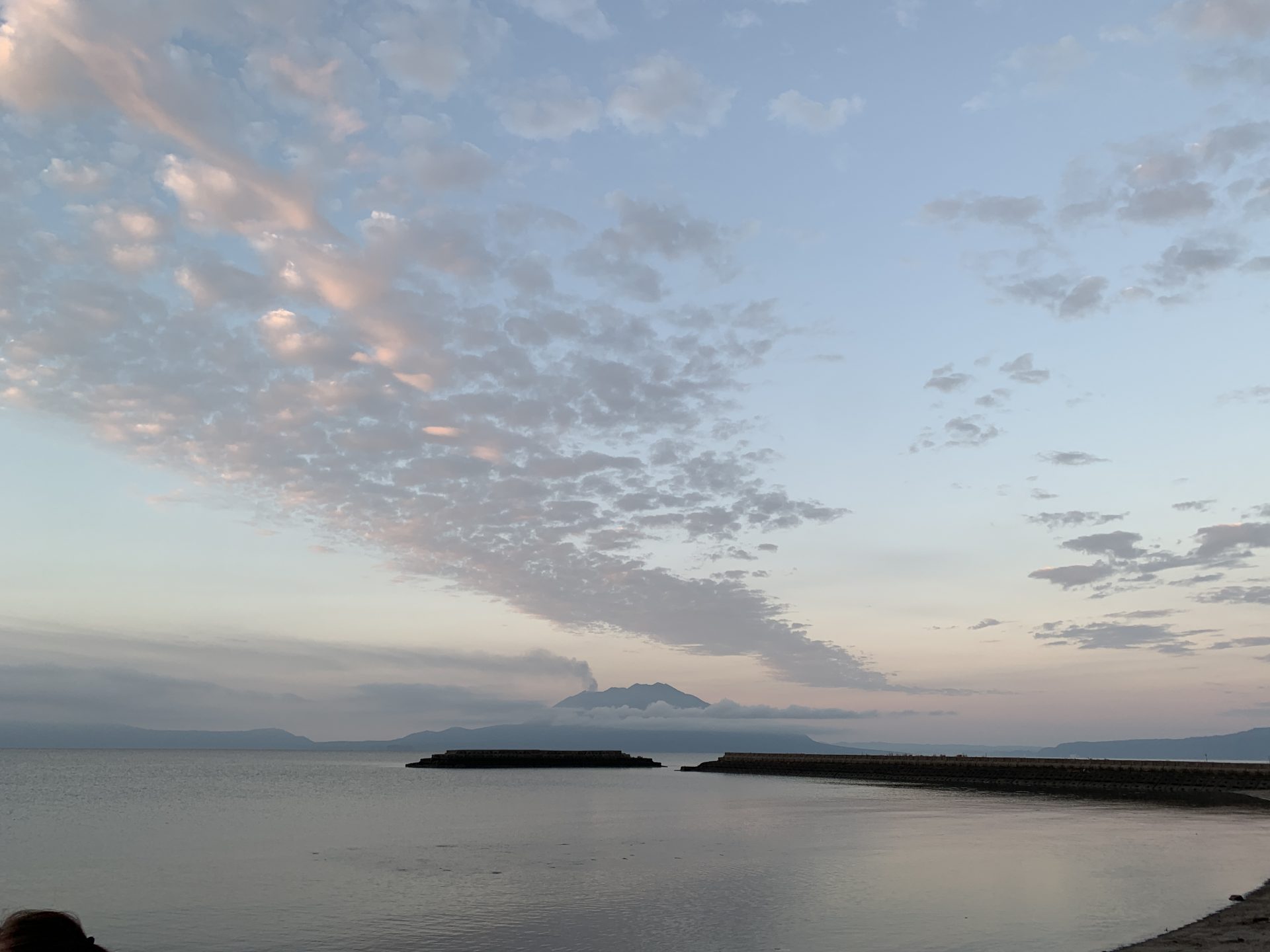 小浜海岸の朝瞑想。対岸に桜島