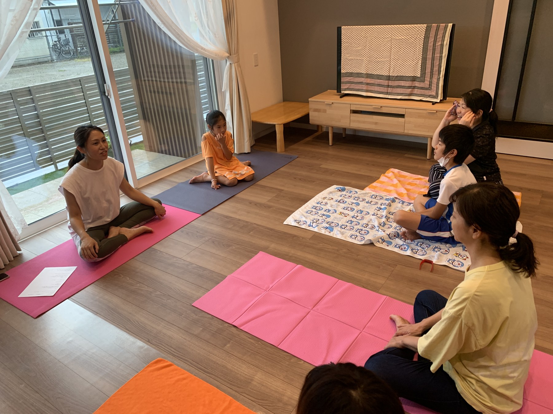 親子ヨガ瞑想会。お母さんと子どもがマットに座って